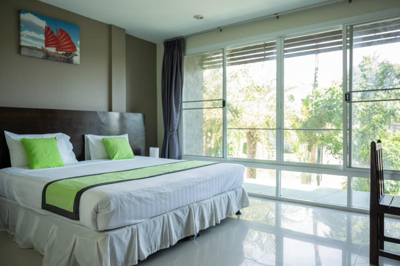 Baan Oui Guest House - Nai Harn Phuket Exterior photo